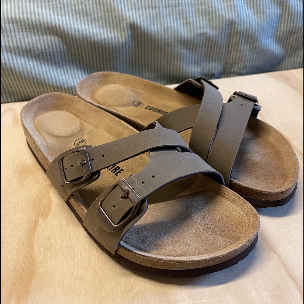 Like new footbed sandals!!